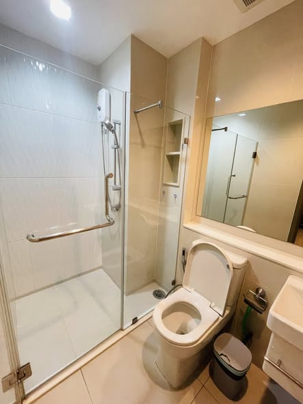 room interior and bathroom of Life Asoke – Rama 9