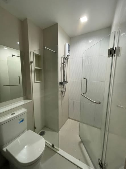 room interior and bathroom of Life Asoke – Rama 9