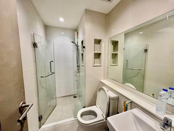 room interior and bathroom of Life Asoke – Rama 9