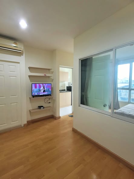 room interior of Life @ Phahon – Ari