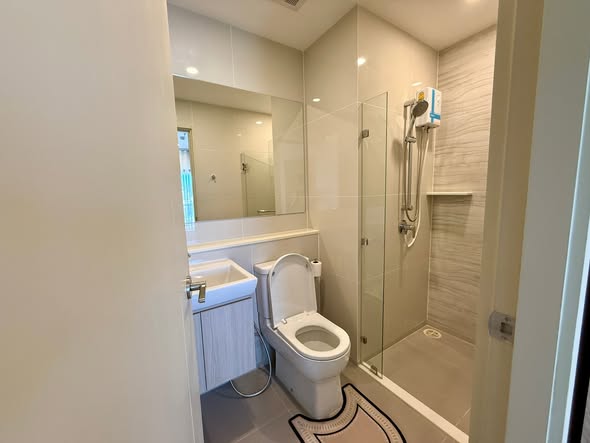 room interior of Life Rama 4 – Asoke