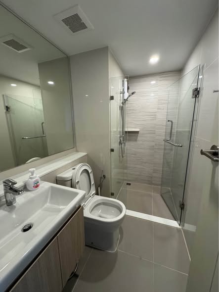 room interior and bathroom of Life Rama 4 – Asoke
