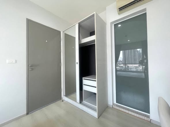 bedroom and room interior of Life Ratchadapisek