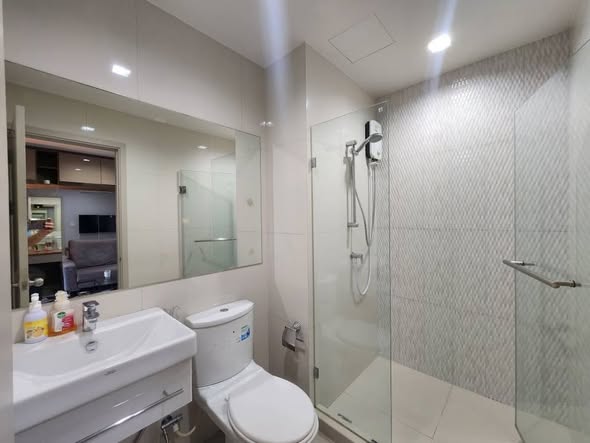 room interior and bathroom of Life Sukhumvit 48