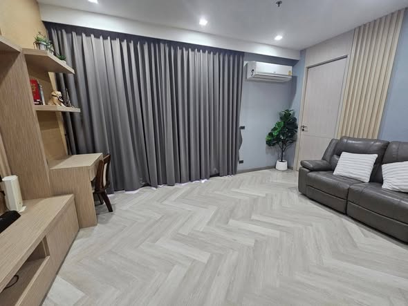 living room and bedroom of เอ็ม พญาไท