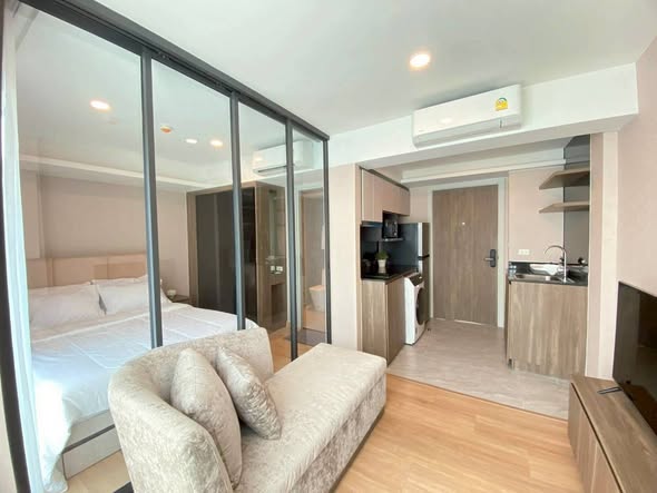 bedroom and room interior of LLoyd Soonvijai Condo