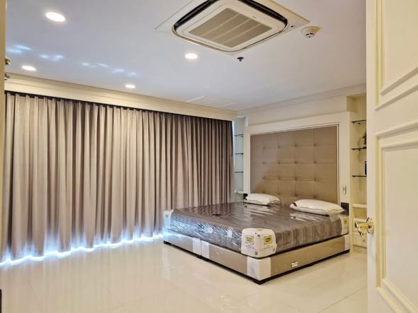 bedroom of Lumphini Park View