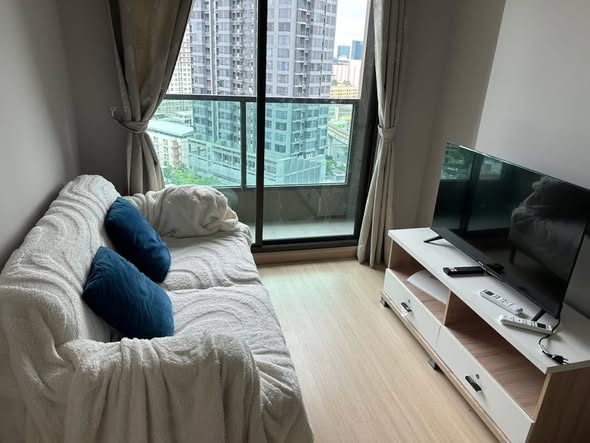 living room and bedroom of Lumpini Park Phahon32