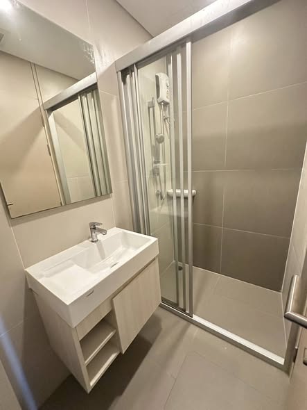 room interior and bathroom of Lumpini Park Phahon32