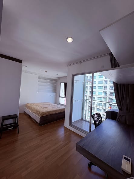 bedroom and room interior of Lumpini Park Riverside Rama 3