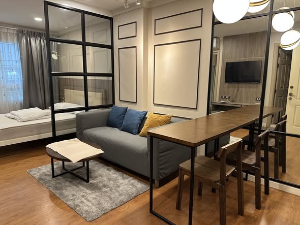 bedroom and living room of Lumpini Suite Sukhumvit 41