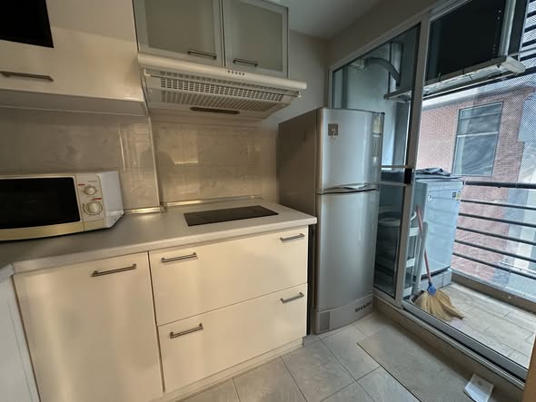 kitchen of Lumpini Suite Sukhumvit 41