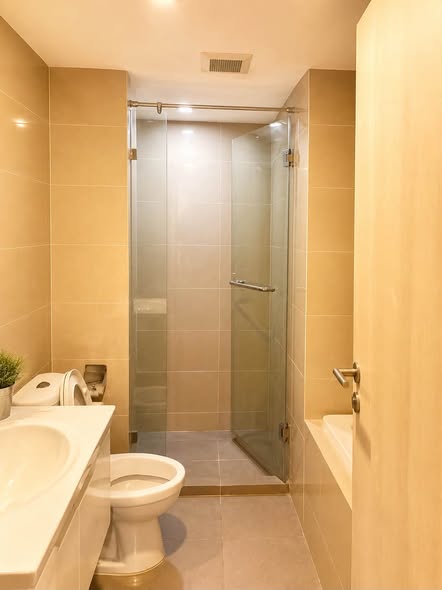 room interior and bathroom of Maestro 39 Sukhumvit 39