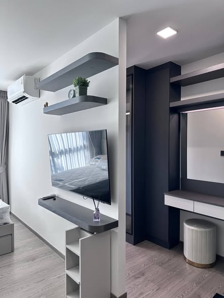 room interior and bathroom of Maroon Ratchada 32 (สำนักงานขาย)