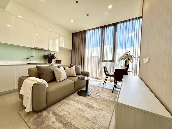 living room and bathroom of แมสซารีน รัชโยธิน | Mazarine Ratchayothin by Grand Unity