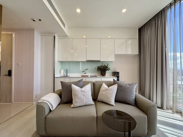 living room and room interior of แมสซารีน รัชโยธิน | Mazarine Ratchayothin by Grand Unity