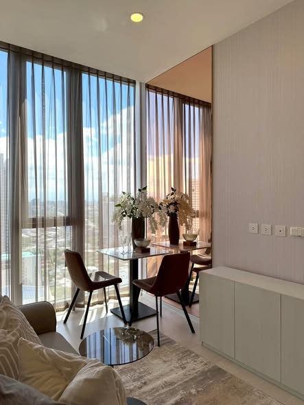 living room and room interior of แมสซารีน รัชโยธิน | Mazarine Ratchayothin by Grand Unity