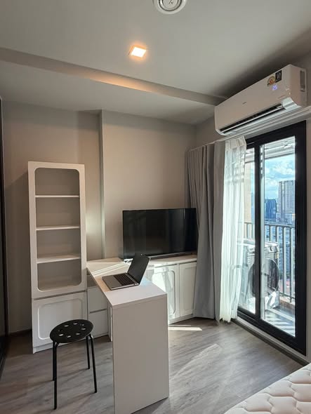 bedroom of Metris Lat Phrao
