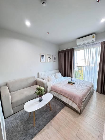 living room and bedroom of Metro Sky Wutthakat
