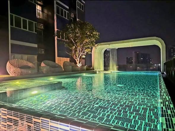 pool of Metro Sky Wutthakat