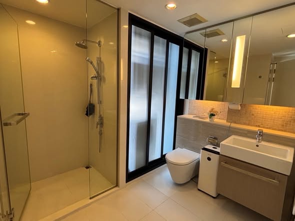 room interior and bathroom of Mode Sukhumvit 61