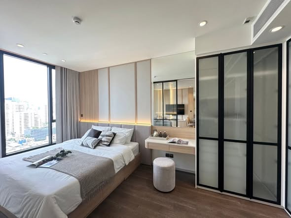 bedroom and room interior of MUNIQ Sukhumvit 23