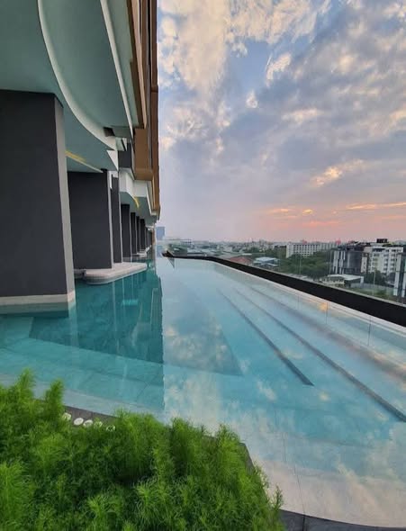 pool of Niche MONO Sukhumvit Bearing