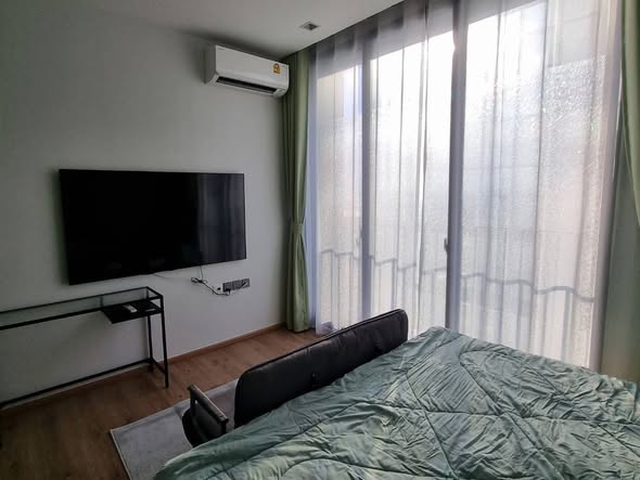 bedroom of Noble Around Ari