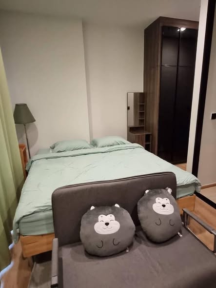bedroom of Noble Around Ari