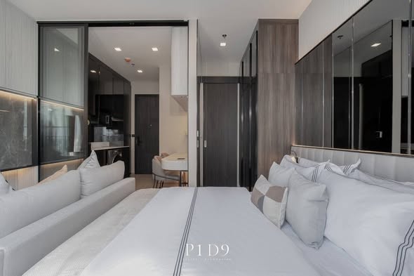 bedroom of Noble Around Ari