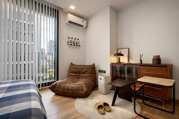 bedroom of Noble Around Ari