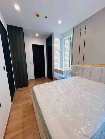 bedroom of Noble Around Ari