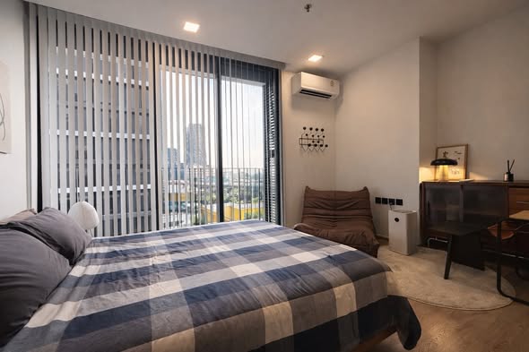 bedroom of Noble Around Ari