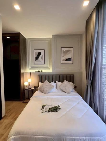 bedroom of Noble Around Ari