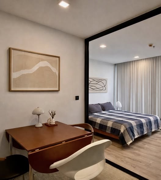 bedroom of Noble Around Ari