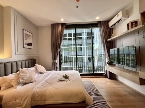 bedroom of Noble Around Ari