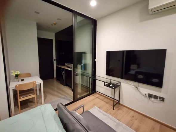 bedroom and room interior of Noble Around Ari