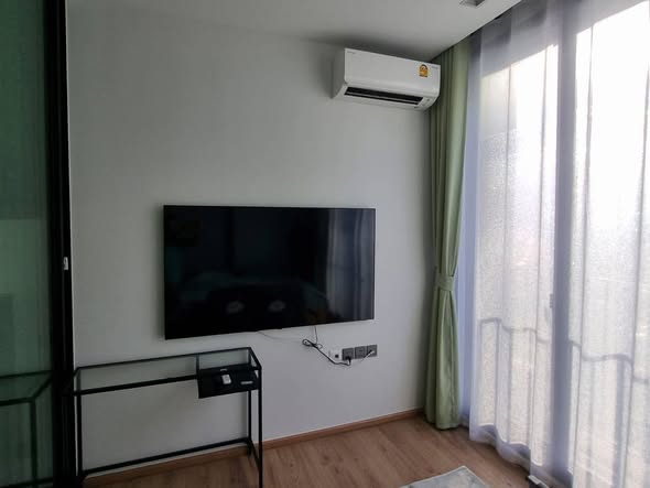 room interior of Noble Around Ari