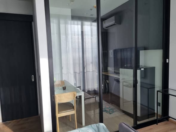 room interior of Noble Around Ari