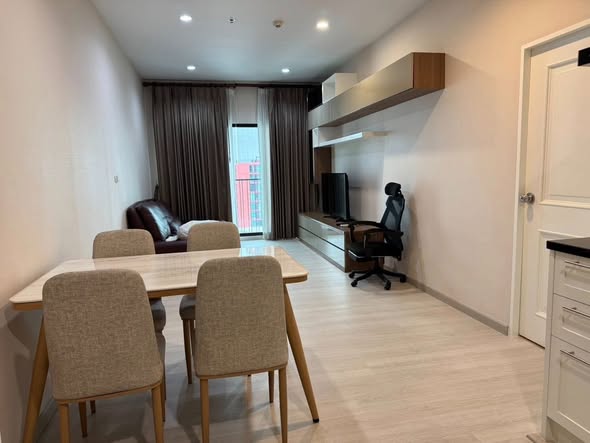 room interior of Noble Reflex
