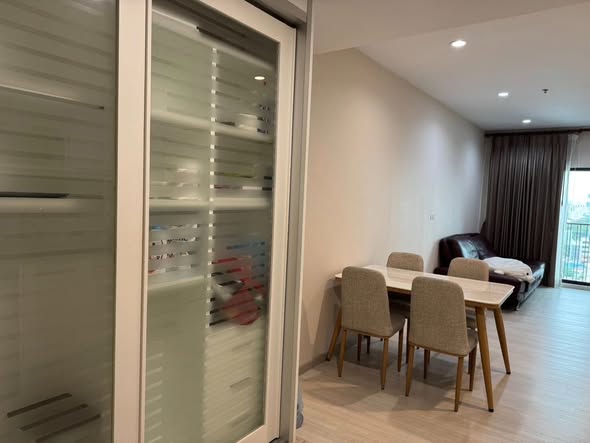 room interior of Noble Reflex