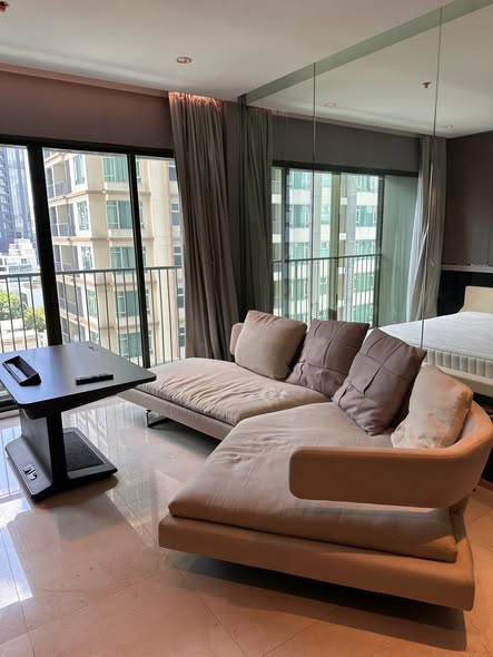 bedroom and living room of Noble Solo