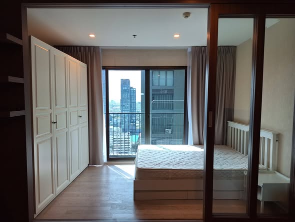 bedroom and room interior of Noble Solo