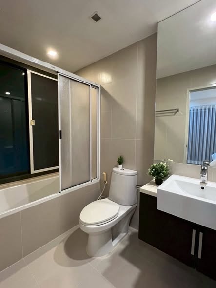 room interior and bathroom of Noble Solo