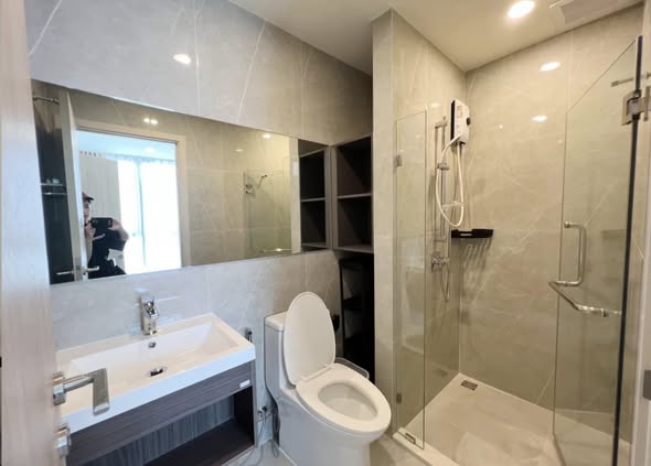 room interior and bathroom of Nue District R9