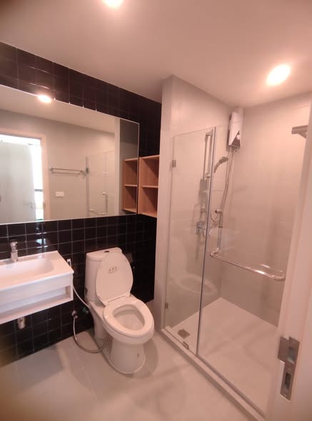 room interior and bathroom of NUE Noble Chaengwattana