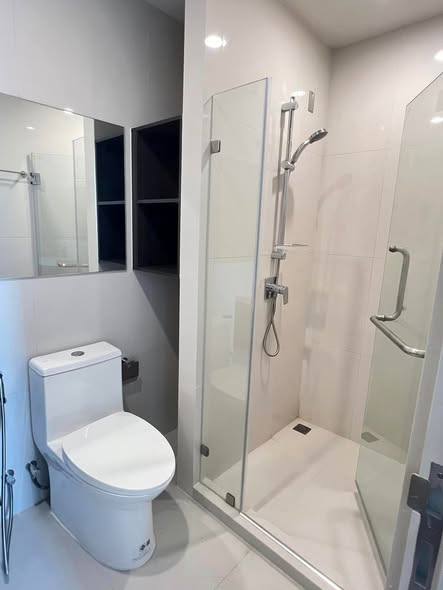 room interior and bathroom of NUE Noble Ratchada Lat Phrao (นิว โนเบิล รัชดา ลาดพร้าว)