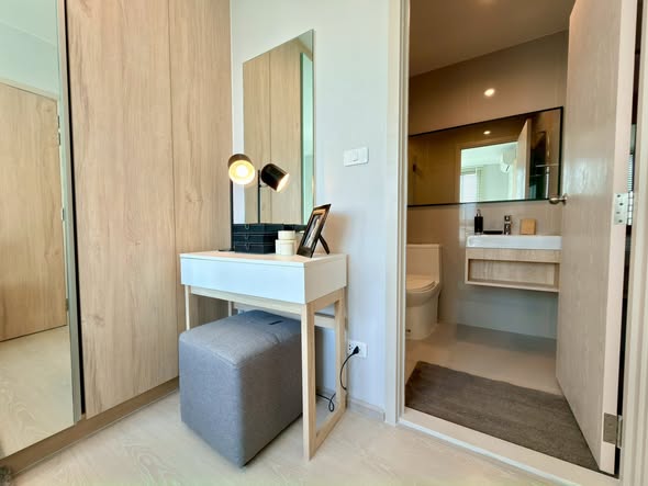 room interior and bathroom of NUE Noble Srinakarin Lasalle นิว โนเบิล ศรีนครินทร์ – ลาซาล