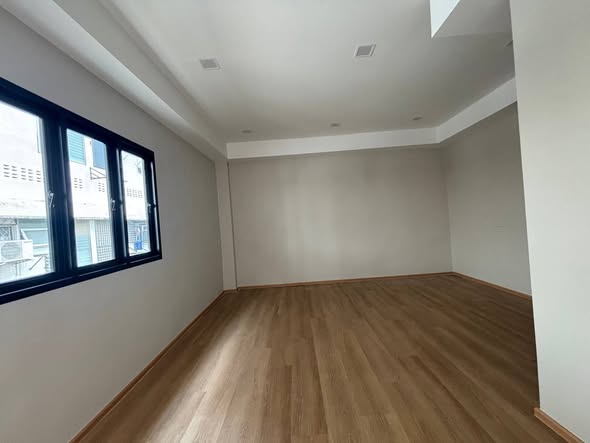 room interior of Oakhouse Sukhumvit 101/1