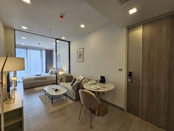 bedroom and living room of One9Five Asoke – Rama 9